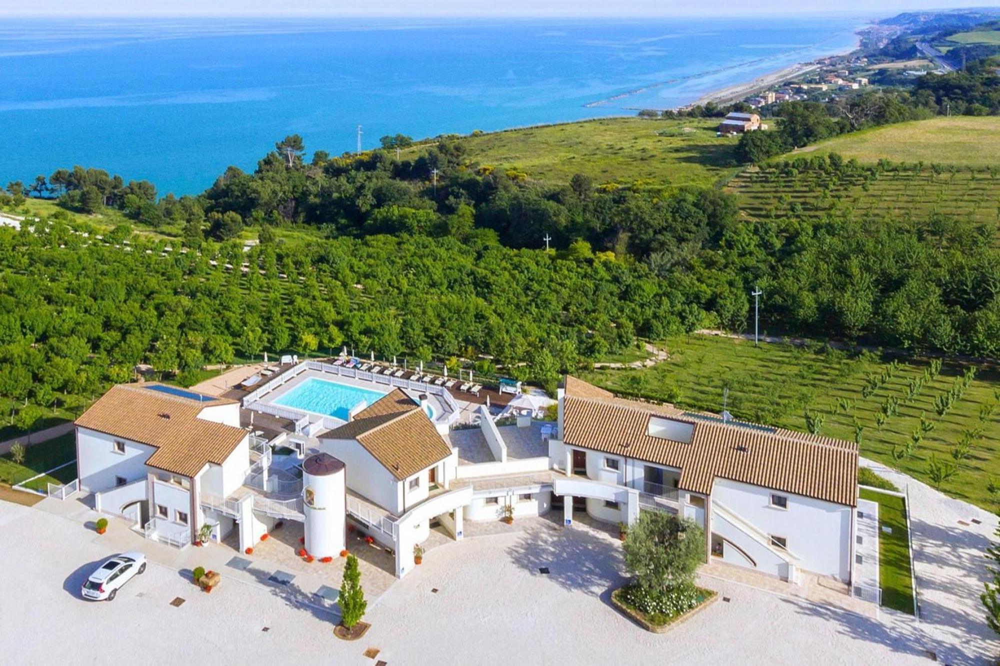 Holiday Resort Contea Dei Ciliegi Pedaso Eksteriør bilde