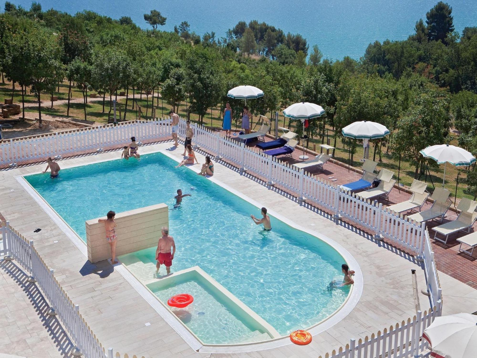 Holiday Resort Contea Dei Ciliegi Pedaso Eksteriør bilde
